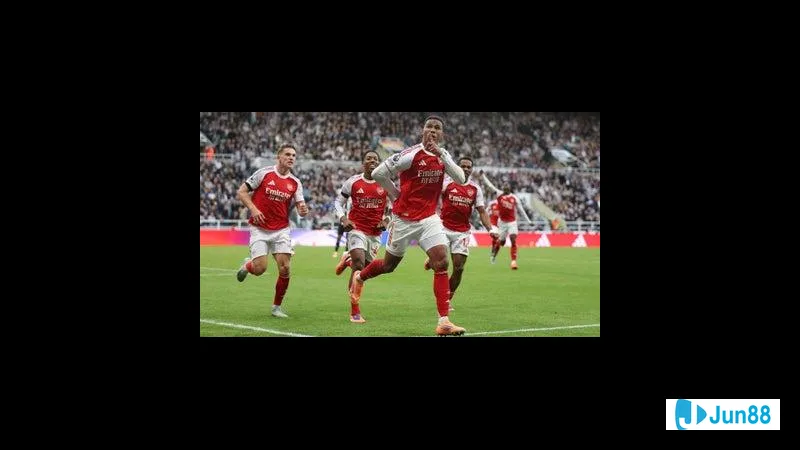 Cầu thủ Basel truy cản mạnh cầu thủ Stuttgart để ngăn chặn pha tấn công của đối thủ