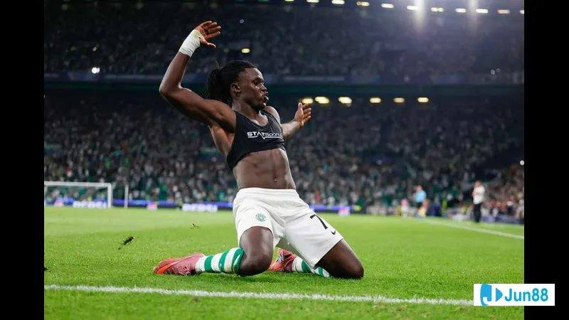 Hậu vệ của Kairat Almaty chặn đứng cú sút của cầu thủ Zhenis