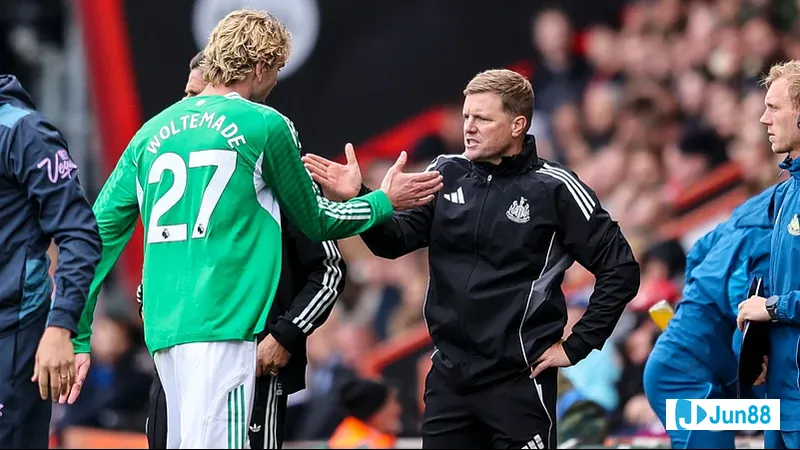 Cầu thủ Newcastle vượt qua cầu thủ Bradford City để tiến về phía khung thành đối phương