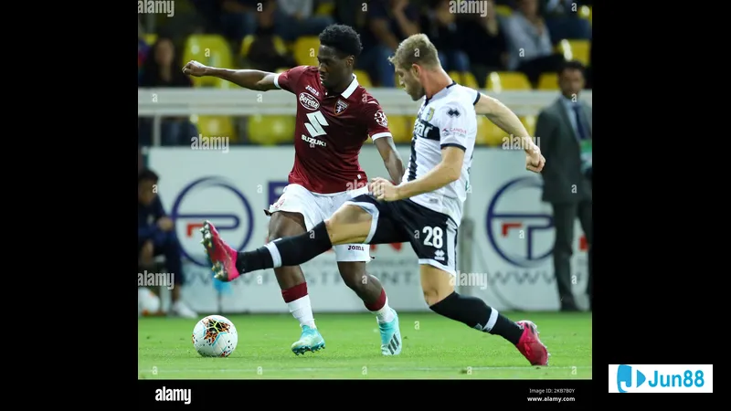 Ngôi sao của Parma chạy nhanh với bóng trước áp lực từ cầu thủ Torino