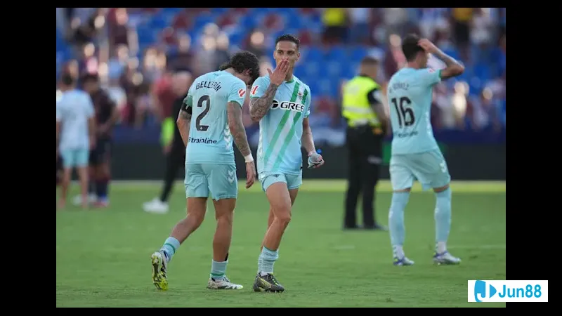 Cầu thủ Real Betis vượt qua cầu thủ Nottingham bằng kỹ thuật đi bóng cá nhân tài ba