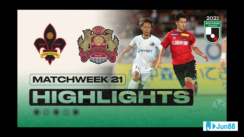 Các cầu thủ Ryukyu và Kanazawa đang tranh chấp quả bóng trên sân cỏ