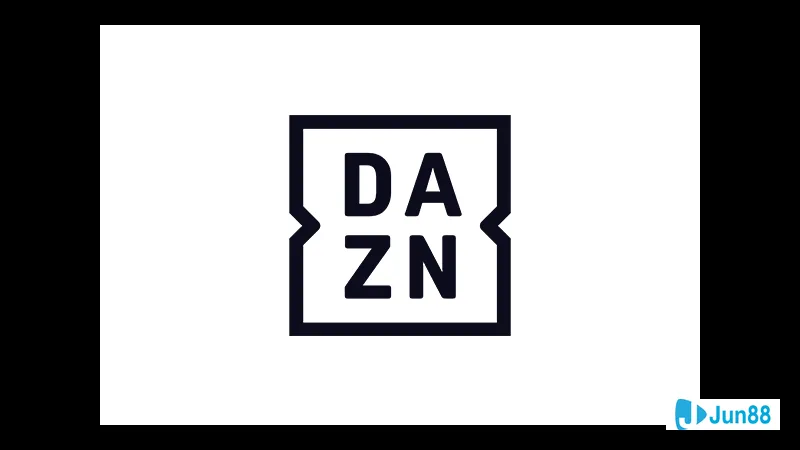 Cầu thủ của đội Brest đi bóng qua cầu thủ của đội Nantes trên sân cỏ