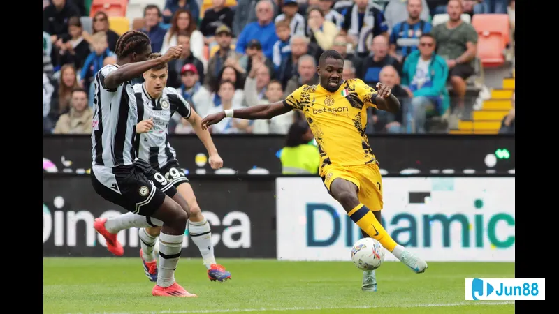 Cầu thủ Inter vượt qua Cremonese để tạo ra cơ hội ghi bàn