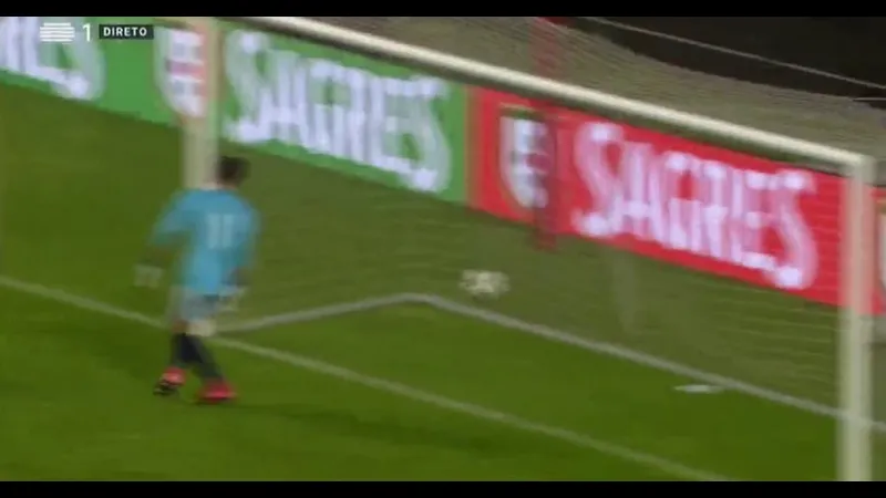 Cầu thủ của Khovd vượt qua hậu vệ Falcons trong trận đấu