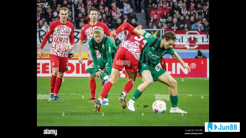 Cầu thủ của Monchengladbach chiến đấu quyết liệt với cầu thủ Freiburg trong trận đấu sôi…