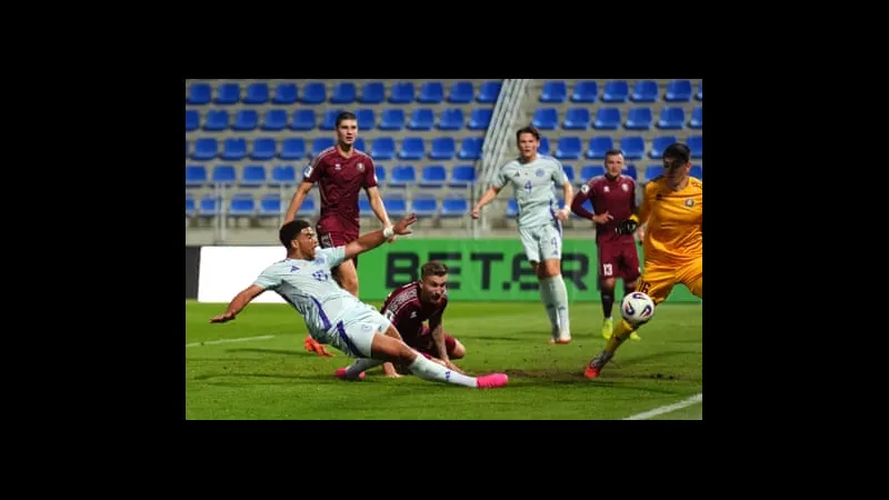 Cầu thủ Scotland vượt qua hậu vệ Belarus với tốc độ và kỹ thuật cá nhân xuất sắc.