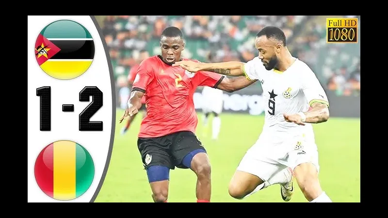 Cầu thủ Yemen vượt qua hậu vệ Brunei với sự quyết tâm và tốc độ cao