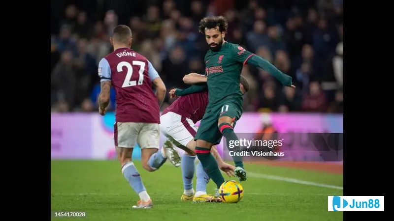 Cầu thủ Liverpool đang nỗ lực chạy đua với cầu thủ Aston Villa để cướp bóng