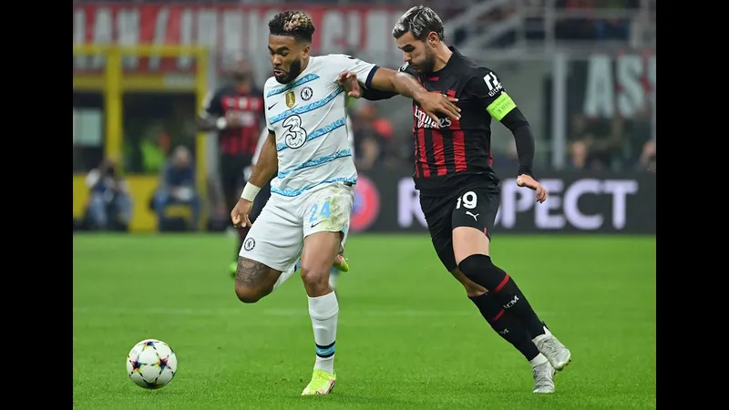 Cầu thủ Atalanta chạy với tốc độ cao trước áp lực từ hậu vệ Chelsea