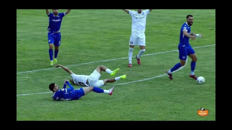 Hình ảnh cầu thủ Egnatia tung cú sút mạnh vào khung thành đối phương Vora