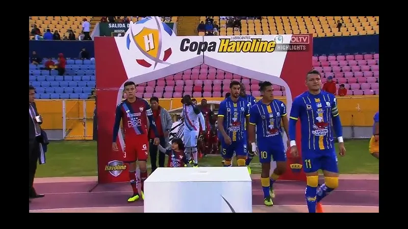 Cầu thủ của El Nacional đang hướng về phía khung thành Delfin trong trận đấu.