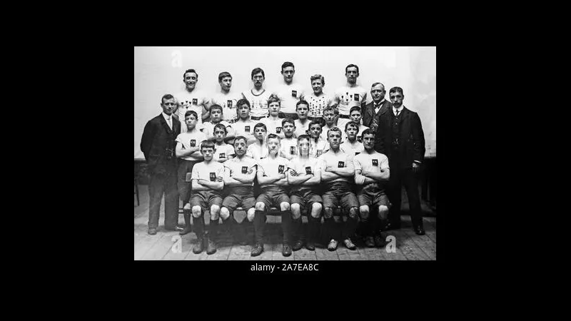 Cầu thủ của Old Edwardians đang nỗ lực chuyền bóng qua hàng phòng ngự Bhantal