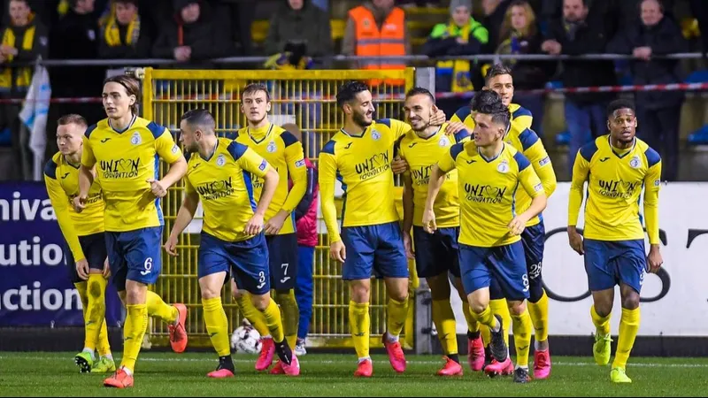 Cầu thủ của Royale Union đang tung cú sút mạnh vào khung thành Marseille