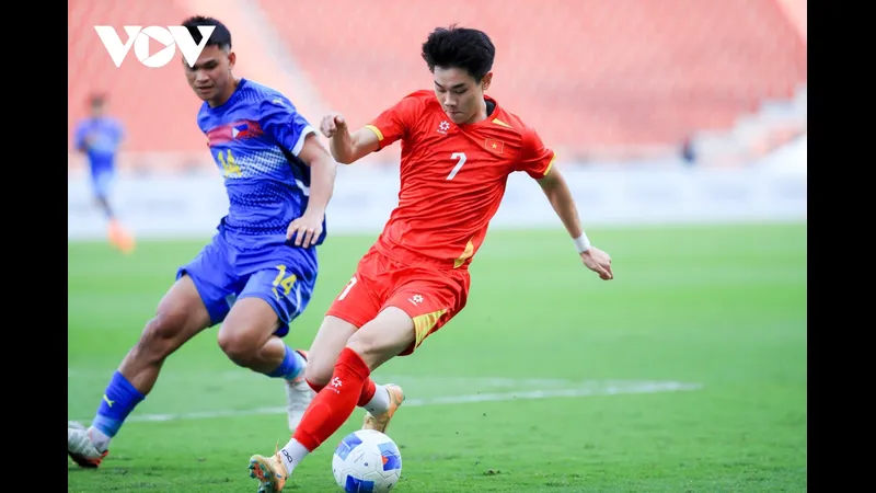 Cầu thủ U22 Việt Nam đang vượt qua cầu thủ U22 Thái Lan trong trận đấu