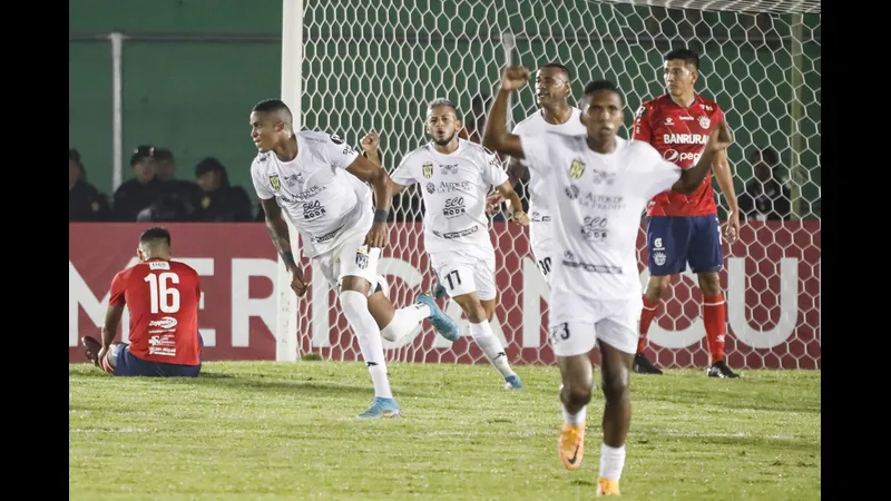 Cầu thủ của Xelaju vượt qua cầu thủ của Antigua bằng kỹ thuật đi bóng tinh tế