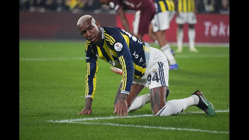 Cầu thủ FCSB và Fenerbahce đối đầu trên sân cỏ