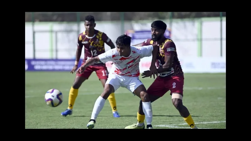 Cầu thủ Meghalaya và Services cùng tranh chấp quả bóng trên sân