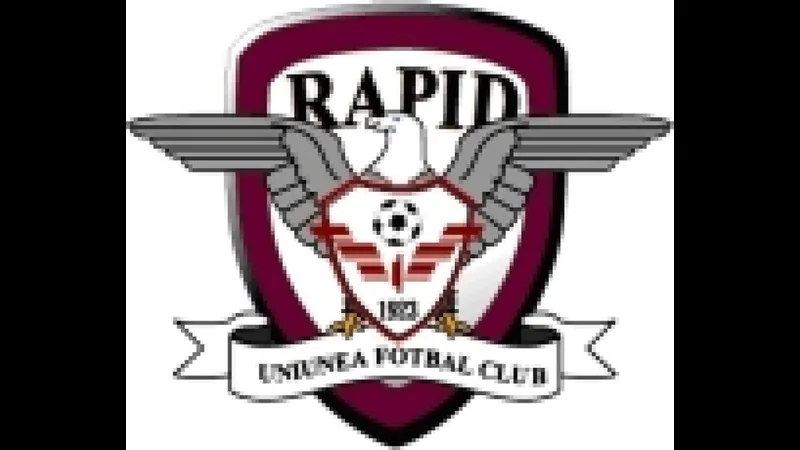 Cầu thủ của Rapid Bucuresti tung cú sút mạnh vào khung thành của UTA Arad