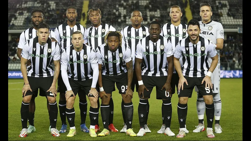 Cầu thủ Udinese tung cú sút mạnh từ xa