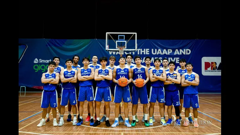 Cầu thủ Blue Eagles vượt qua hàng phòng ngự của Modbury Jets