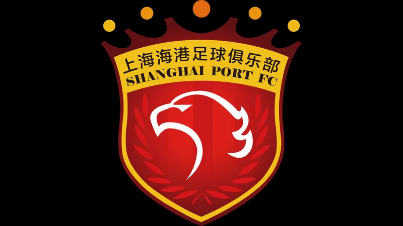 Cầu thủ Dalian Yingbo và Shanghai Port đấu tranh gay gắt trên sân cỏ