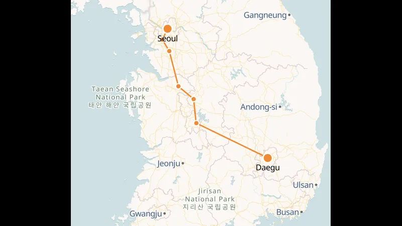 Cầu thủ của Deagu và Seoul E cố gắng tranh chấp quả bóng