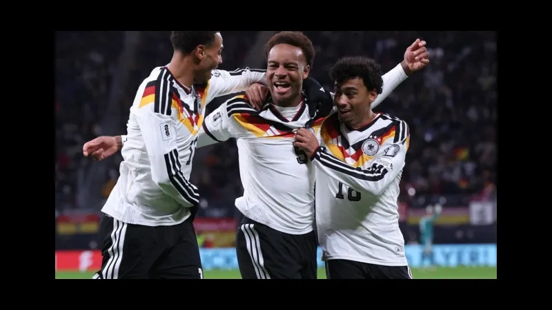 Cầu thủ Đức vượt qua cầu thủ Ghana trên sân cỏ