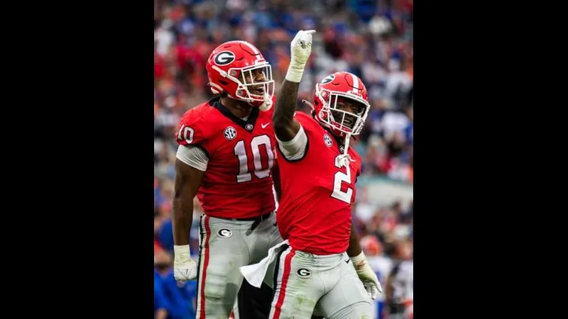 Cầu thủ Georgia tìm đường thoát khỏi tình huống ép sân từ Lithuania.