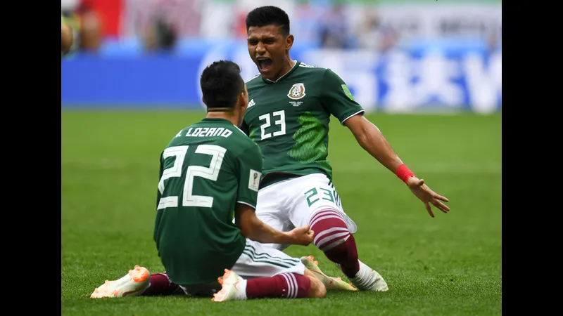 Cầu thủ Mexico và Bồ Đào Nha đang tranh chấp bóng trên sân