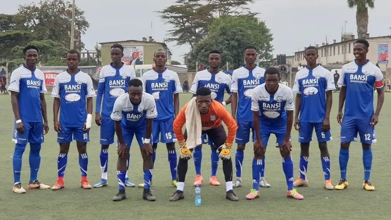 Cầu thủ của Migori và Talanta cố gắng giữ bóng khỏi sự truy cản