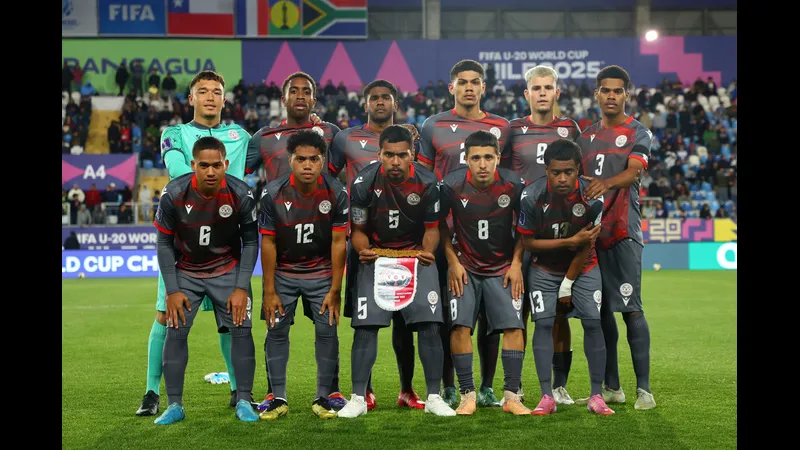 Cầu thủ New Caledonia và Jamaica đấu tranh gay gắt trên sân