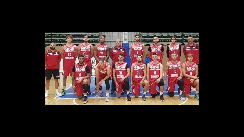 Cầu thủ CSKA Sofia tung cú sút mạnh trước Levski Sofia